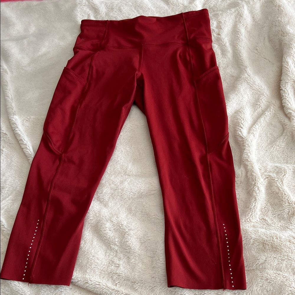 Lululemon Capri Pomegranate color with 2 Side Pockets Size 6